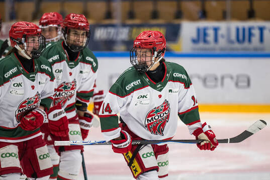 Modos Lovisa Engström jublar