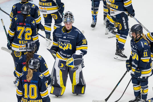 HV71s målvakt Viktorie Svejdova deppar