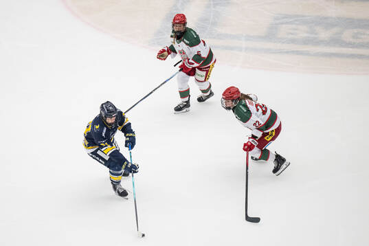 HV71s Evelyne Blais-Savoie och Modos Sanna Halsius och