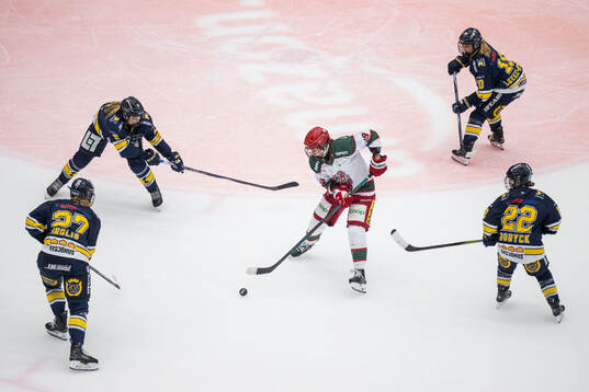 HV71s Teghan Inglis och Malva Lindgren och Modos Justine