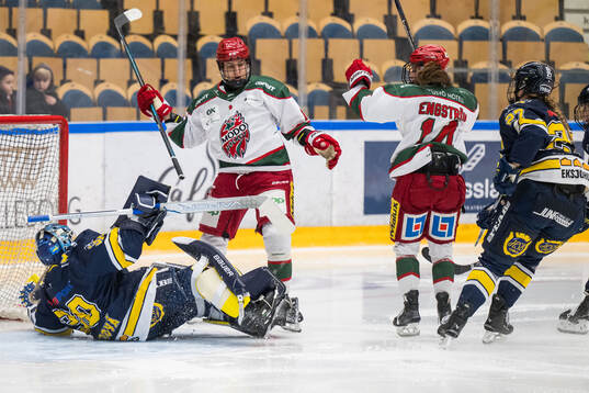 Modos Justine Leanne Reyes och Lovisa Engström jublar
