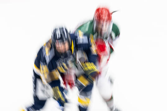 HV71s Teghan Inglis och Modos Mariam El-Mahmadi