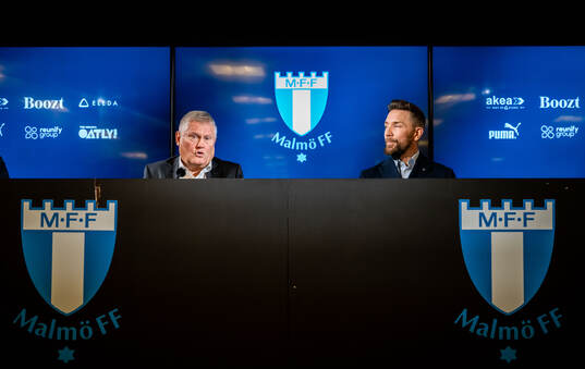 Ordförande Anders Pålsson när Jimmy Rosengren