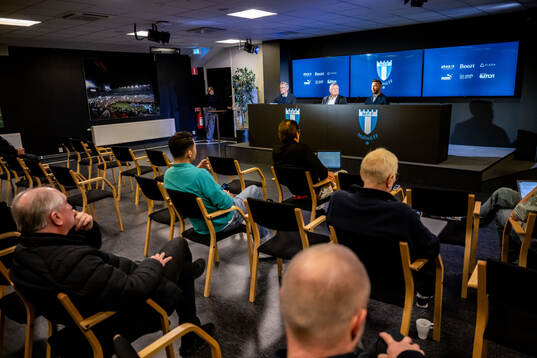 Ordförande Anders Pålsson när Jimmy Rosengren