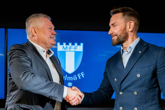 Ordförande Anders Pålsson när Jimmy Rosengren