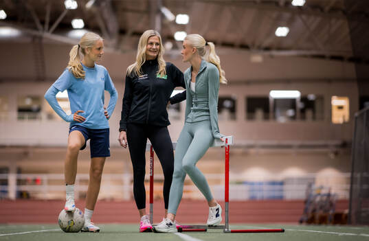 Fotbollsspelande Agnes Elm, mamma Linda Elm och