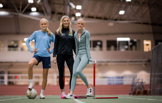 Fotbollsspelande Agnes Elm, mamma Linda Elm och