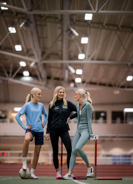 Fotbollsspelande Agnes Elm, mamma Linda Elm och