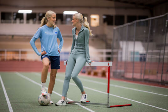 Systrarna fotbollsspelande Agnes Elm och friidrottande Ebba