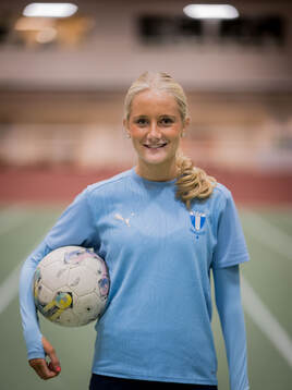 Fotbollsspelande Agnes Elm