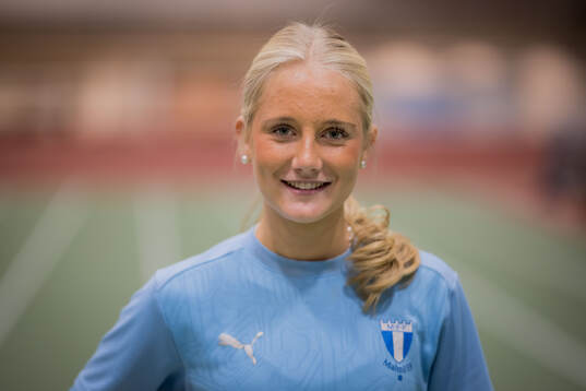 Fotbollsspelande Agnes Elm