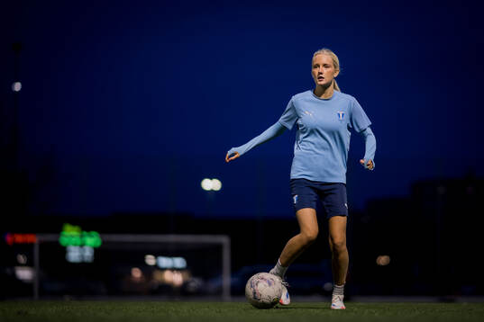 Fotbollsspelande Agnes Elm tränar fotboll