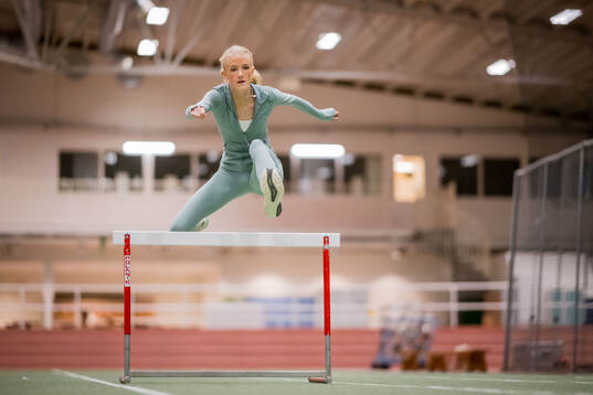Friidrottande Ebba Elm hoppar häck