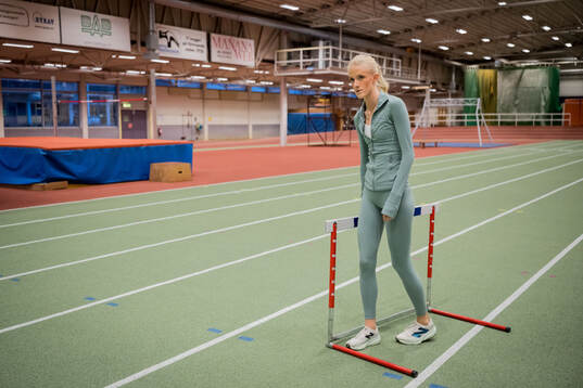 Friidrottande Ebba Elm som hoppar häck