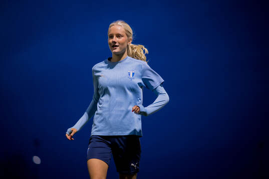Fotbollsspelande Agnes Elm tränar fotboll