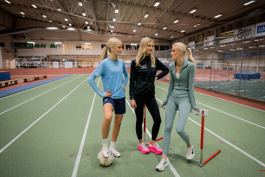 Fotbollsspelande Agnes Elm, mamma Linda Elm och