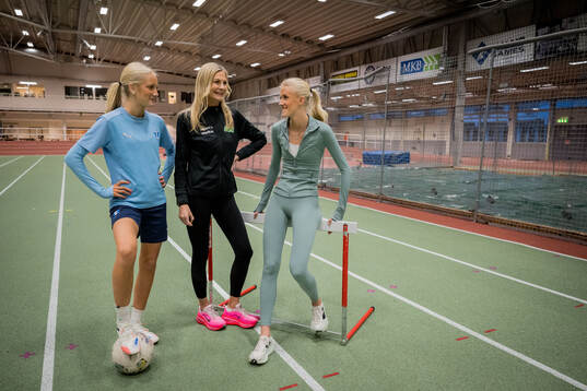 Fotbollsspelande Agnes Elm, mamma Linda Elm och