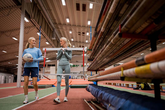 Systrarna fotbollsspelande Agnes Elm och friidrottande Ebba