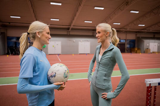 Systrarna fotbollsspelande Agnes Elm och friidrottande Ebba