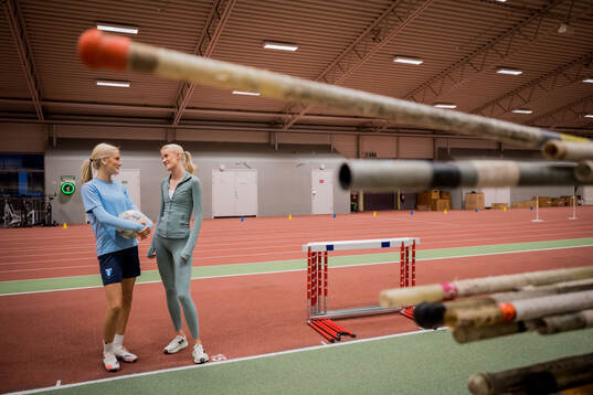 Systrarna fotbollsspelande Agnes Elm och friidrottande Ebba