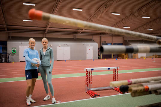Systrarna fotbollsspelande Agnes Elm och friidrottande Ebba