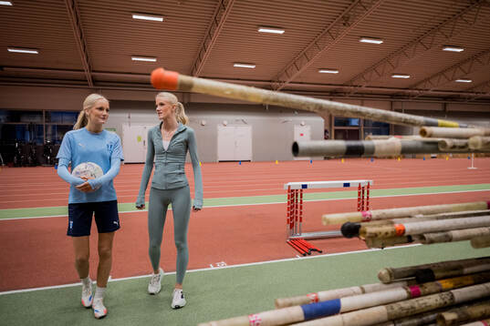 Systrarna fotbollsspelande Agnes Elm och friidrottande Ebba