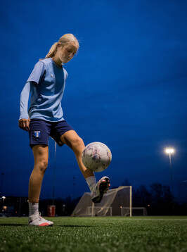 Fotbollsspelande Agnes Elm tränar fotboll