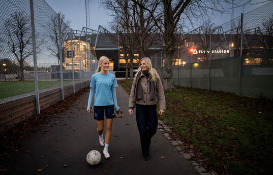 Fotbollsspelande Agnes Elm med mamma Linda Elm
