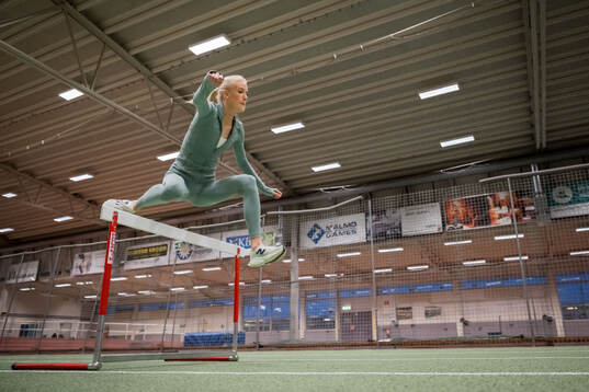Friidrottande Ebba Elm hoppar häck