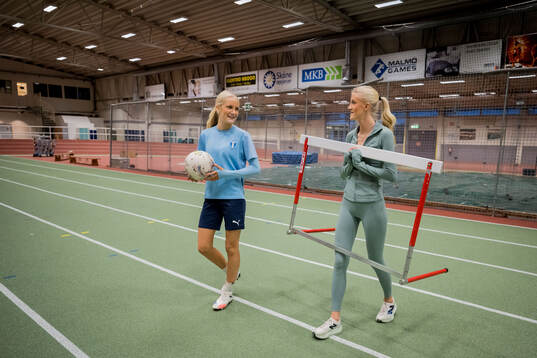 Systrarna fotbollsspelande Agnes Elm och friidrottande Ebba