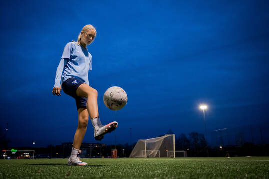 Fotbollsspelande Agnes Elm tränar fotboll