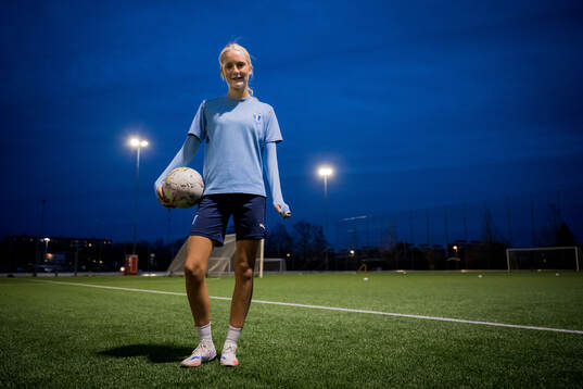 Fotbollsspelande Agnes Elm