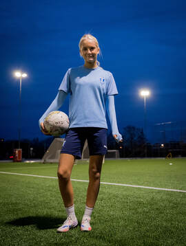 Fotbollsspelande Agnes Elm