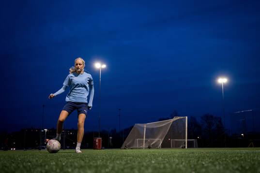 Fotbollsspelande Agnes Elm tränar fotboll