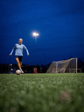 Fotbollsspelande Agnes Elm tränar fotboll