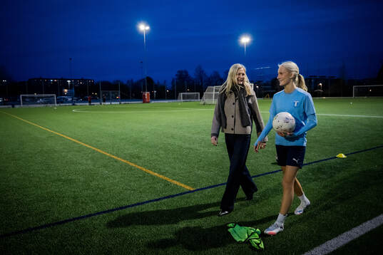 Fotbollsspelande Agnes Elm med mamma Linda Elm