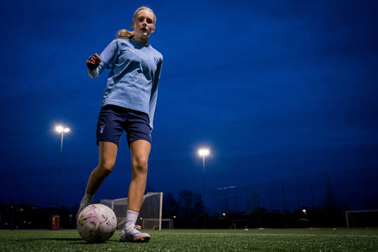 Fotbollsspelande Agnes Elm tränar fotboll