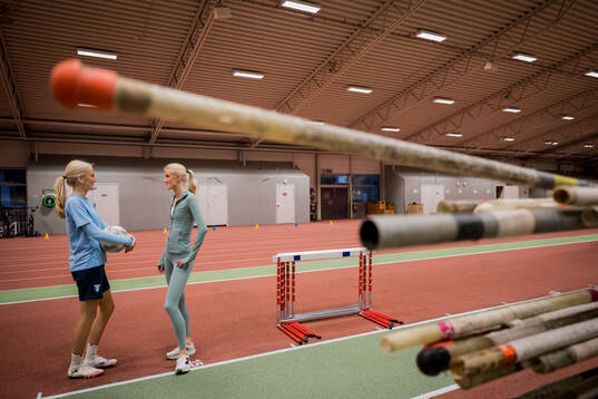 Systrarna fotbollsspelande Agnes Elm och friidrottande Ebba