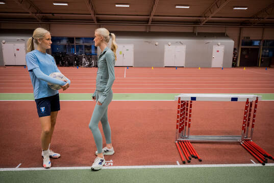 Systrarna fotbollsspelande Agnes Elm och friidrottande Ebba