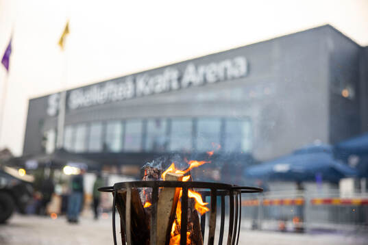 Eldkorg som brinner utanför Skellefteå Kraft Arena