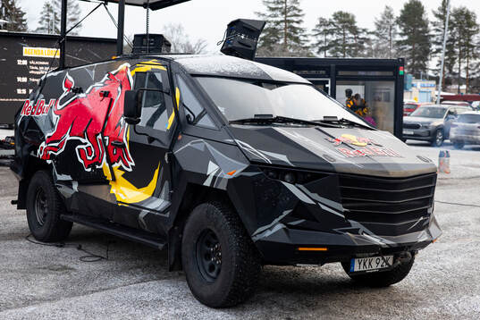 Redbull-bil utanför Skellefteå Kraft Arena
