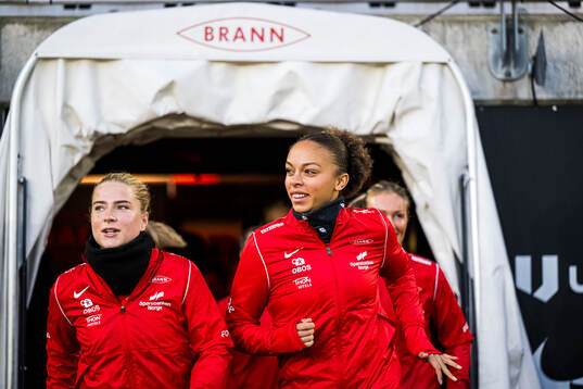 Monica Isaksen and Josefine Birkelund of Brann warms up