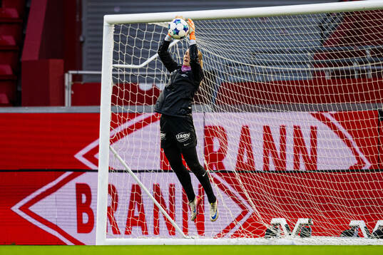 Selma Panengstuen of Brann warms up