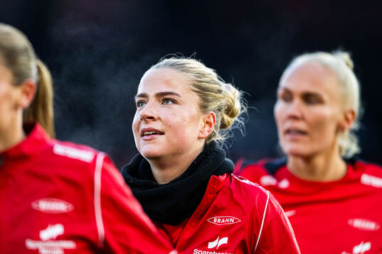 Monica Isaksen of Brann warms up
