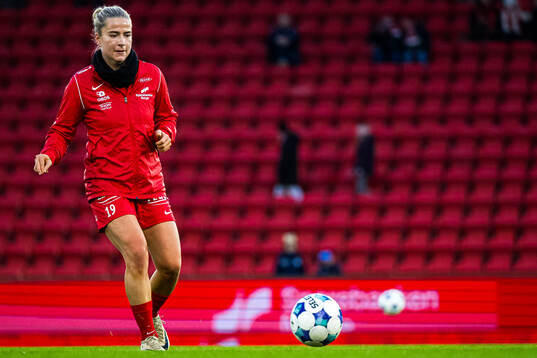 Monica Isaksen of Brann warms up