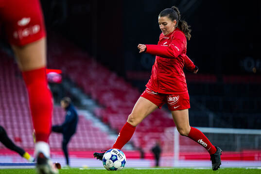 Cecilie Redisch Kvamme of Brann warms up