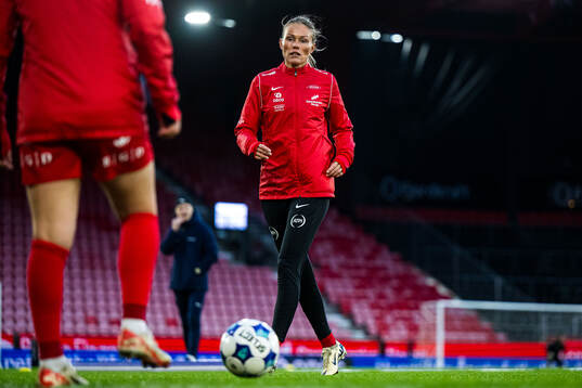 Ingrid Stenevik of Brann warms up