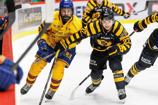 Djurgårdens Viggo Björck och Skellefteås Oskar Vuollet