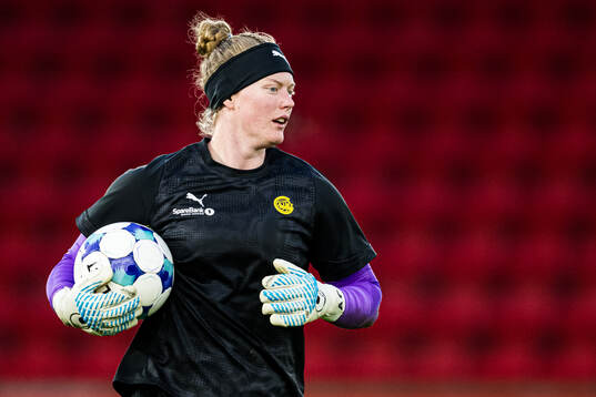 Goalkeeper Aubrei Elizabeth Corder of Bodø/Glimt warms up