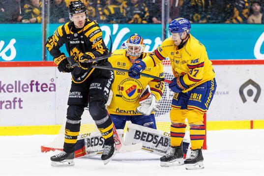 Skellefteås Lars Bryggman framför Djurgårdens Jesper